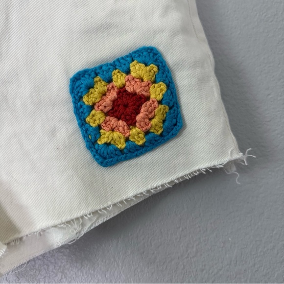 New Blank NYC Cream Jean Shorts with Colorful Crochet Patches Girls Kids Size 12 - Picture 12 of 16